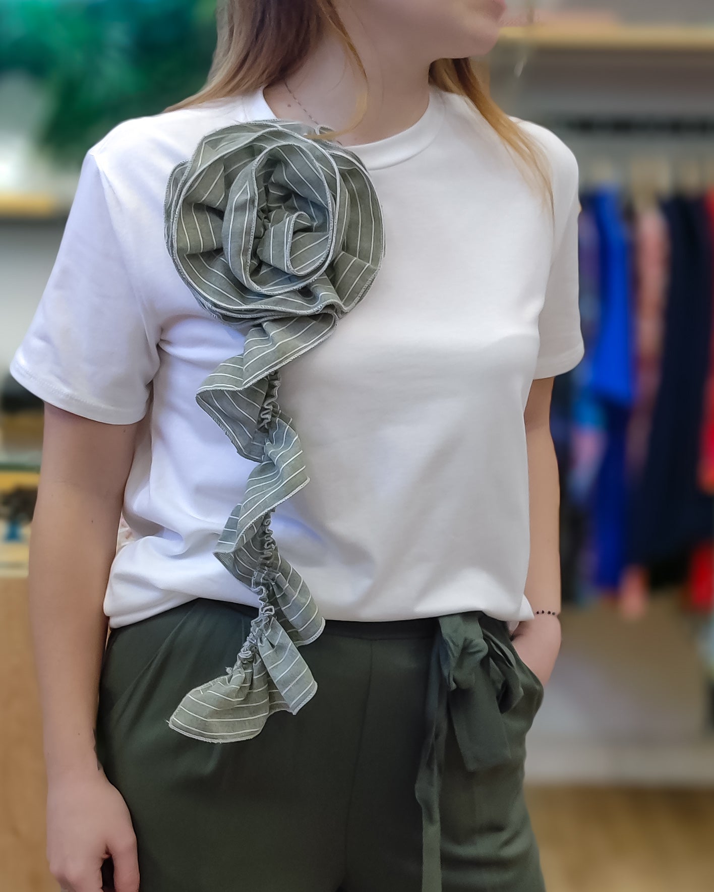 T-shirt con fiore