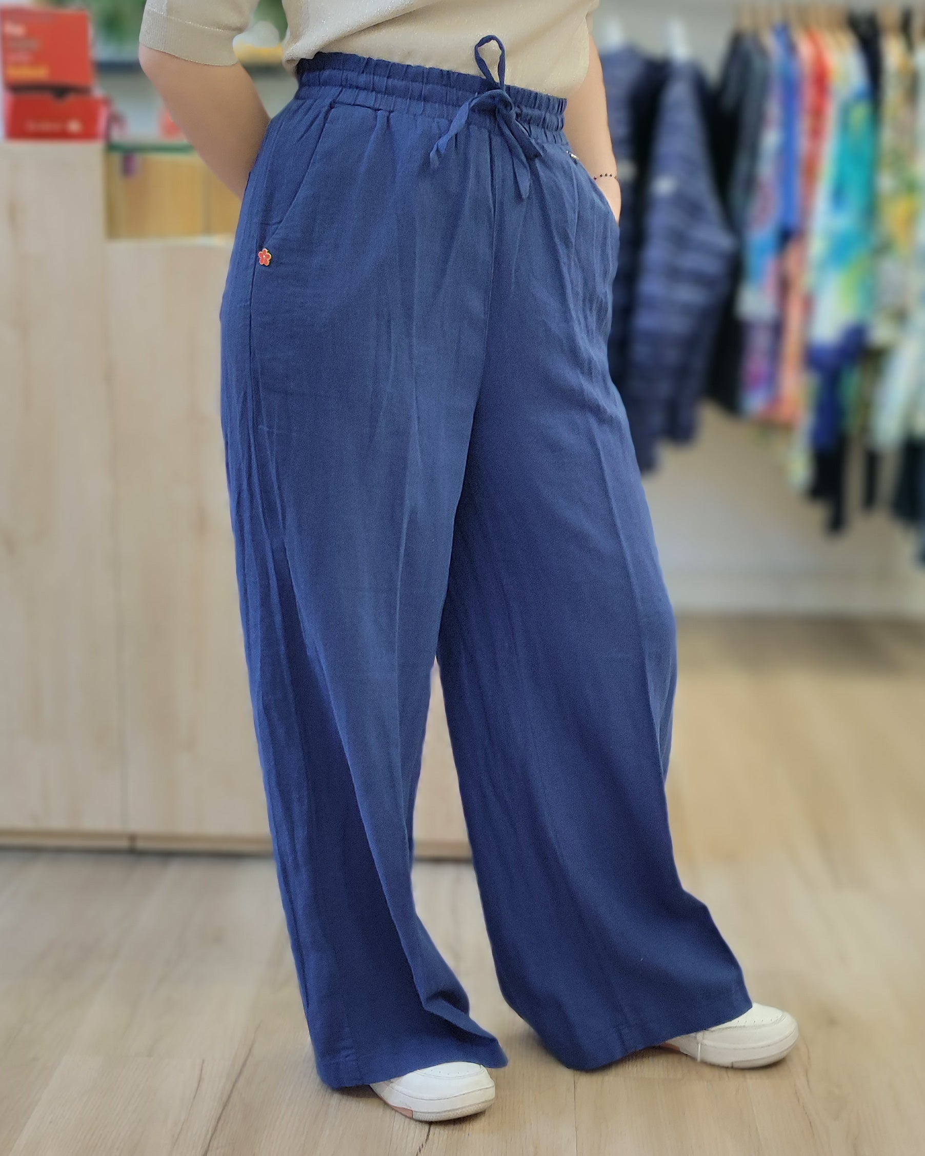 Pantalone ampio con coulisse in vita