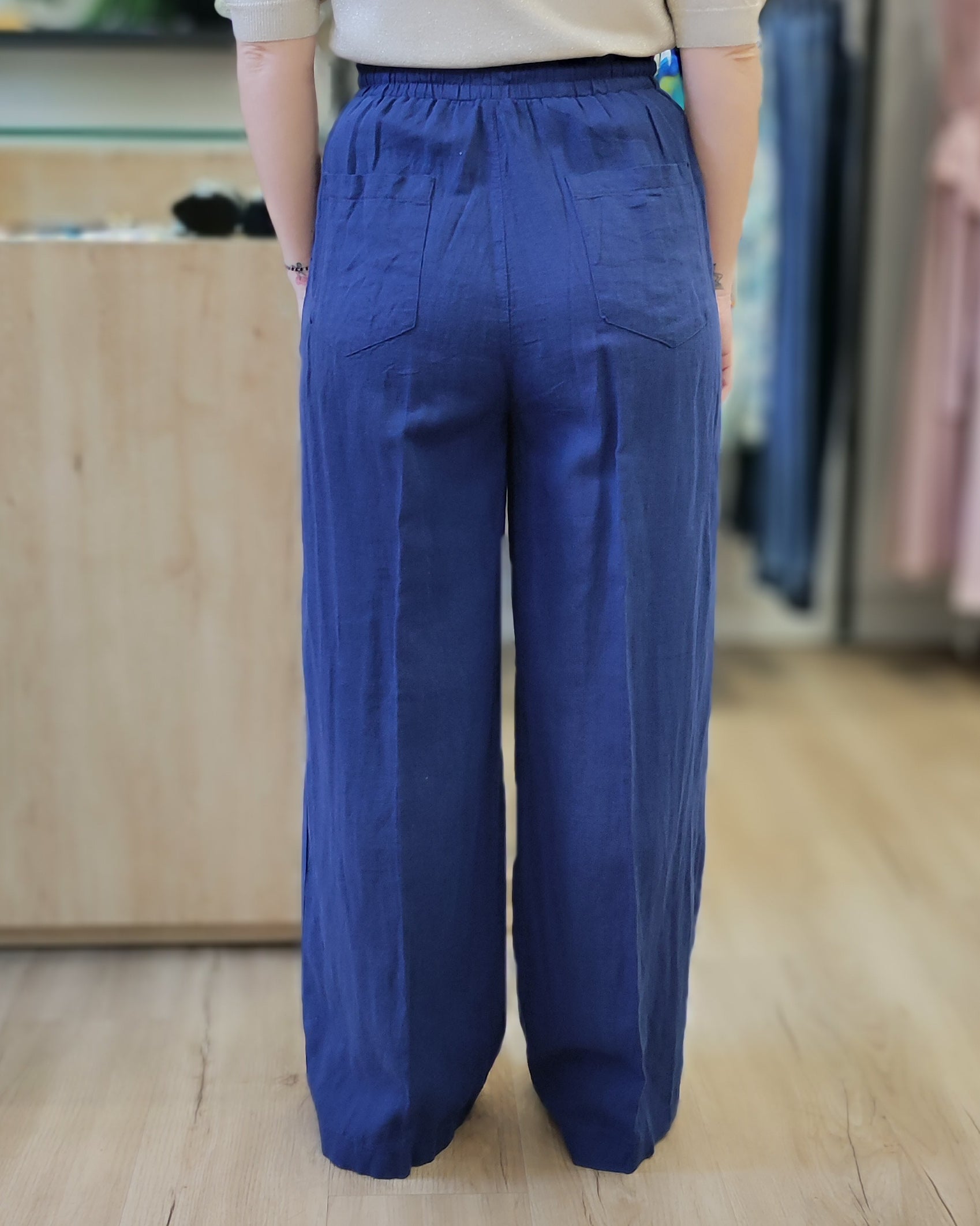 Pantalone ampio con coulisse in vita