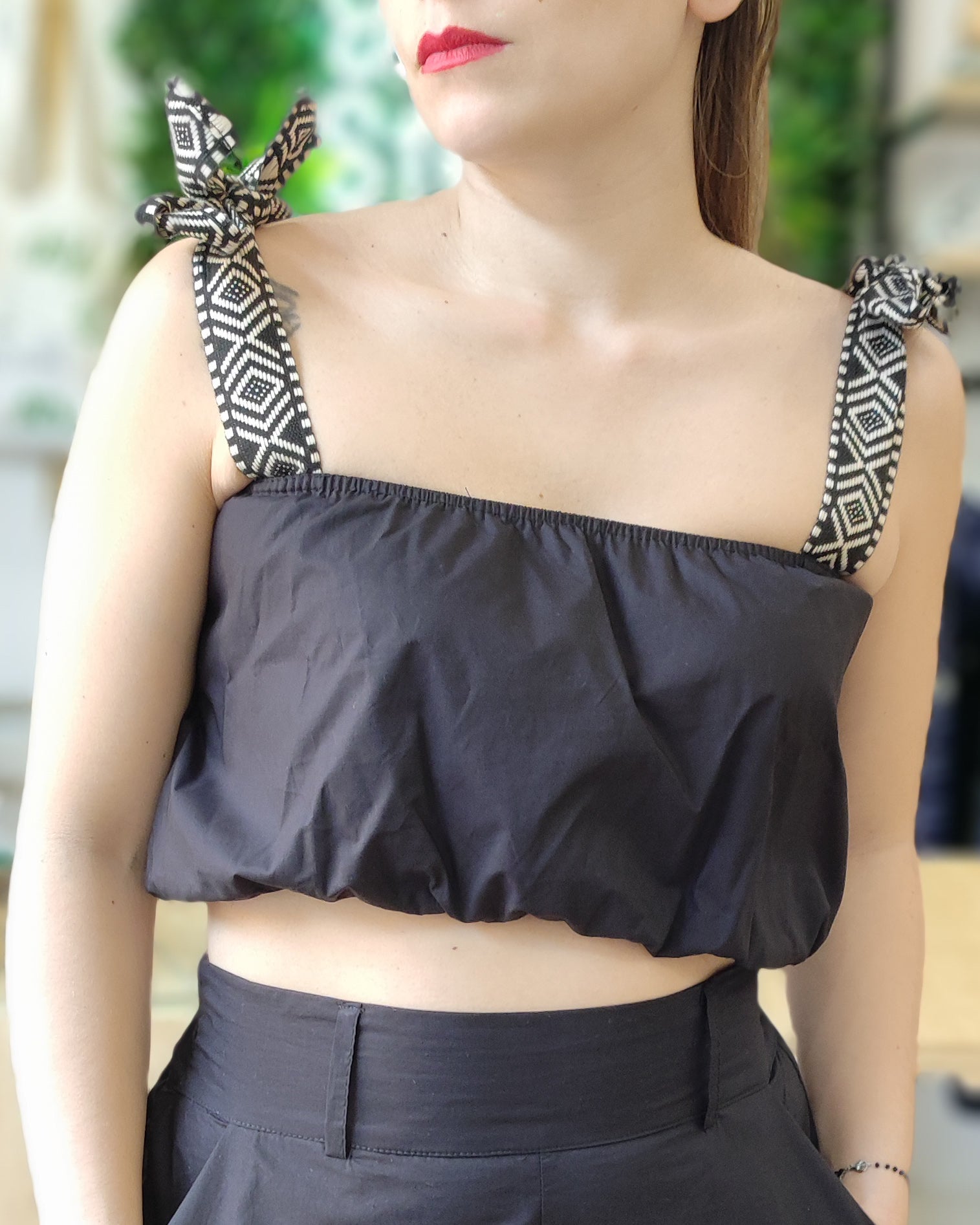 Top crop con spalline